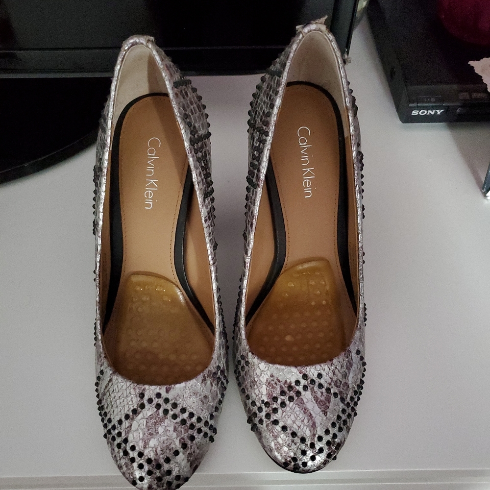 Calvin Klein Junie Women Sz 7 Studded Leather Snake Print Block Heels Pumps